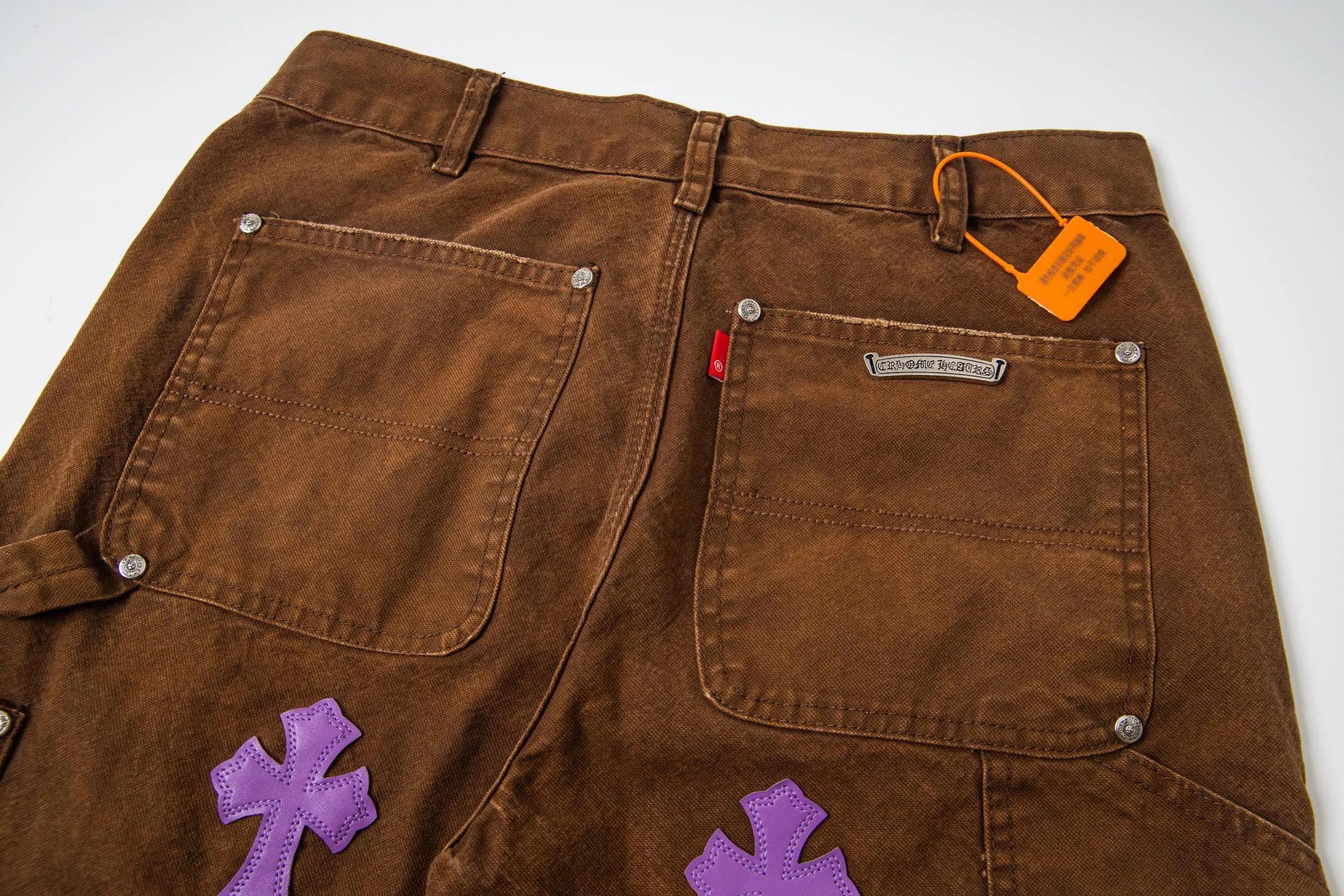 P310 💰 (Top version) Chrome Hearts brown logging purple multi-leather jeans. Multi-leather standard workwear jeans and ch jeans need to be washed and then disassembled and hand-stitched with sheepskin cross leather and then spliced together. The whole process is too complicated to describe. About Chrome Hearts This is an extremely luxurious fashion brand that can also be called the aristocrat of the high street. It has always been an exclusive brand for some hipsters or the rich second generation. Compared with ordinary high streets, it is more luxurious and noble. Compared with luxury brands, it has a more fashionable personality. It has always been a brand that I have a special liking for. Color: Brown Size: 28-30-32-34-36 (corresponding to S-M-L-XL-XXL)